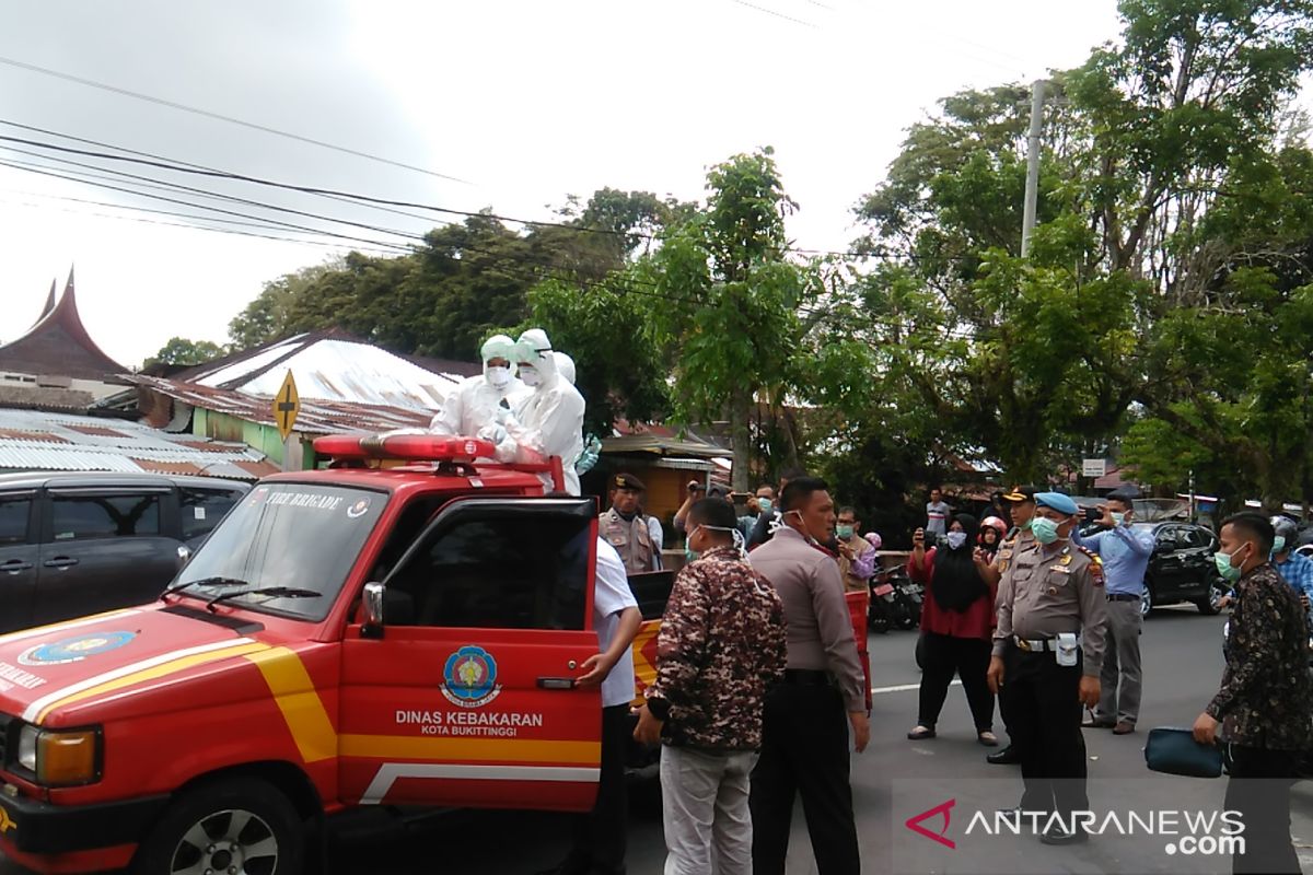 One patient from Bukittinggi had tested positive for COVID-19 at RSAM, one PDP from Solok Selatan died