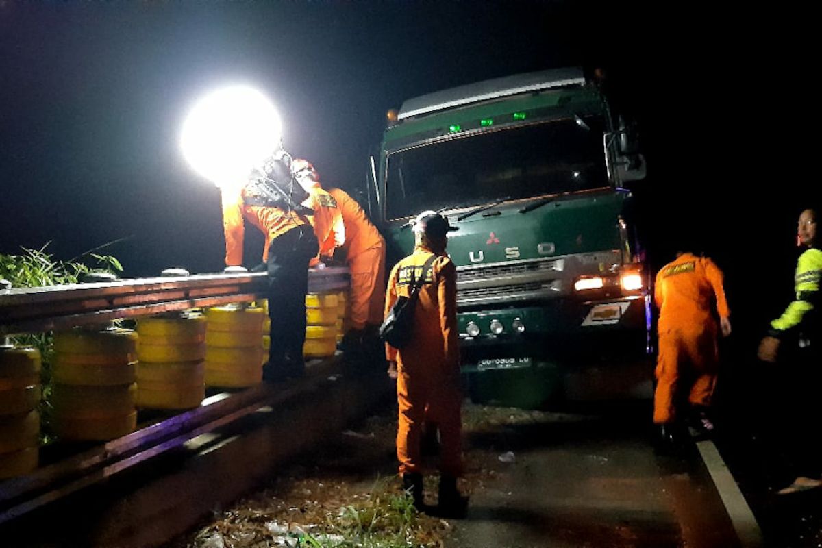 Kernet truk tewas tertimpa besi di Lintasan Seulawah