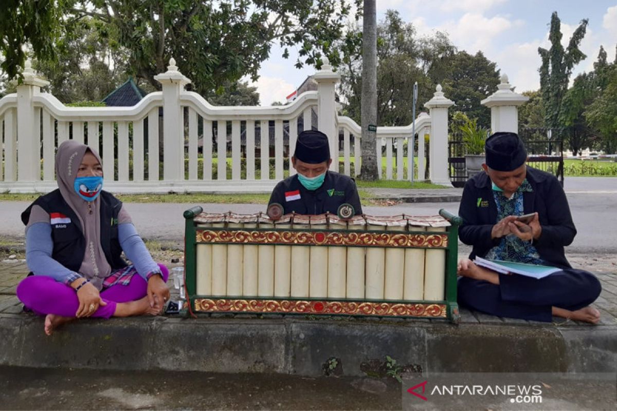 Seniman tenangkan masyarakat dengan gamelan terkait COVID-19