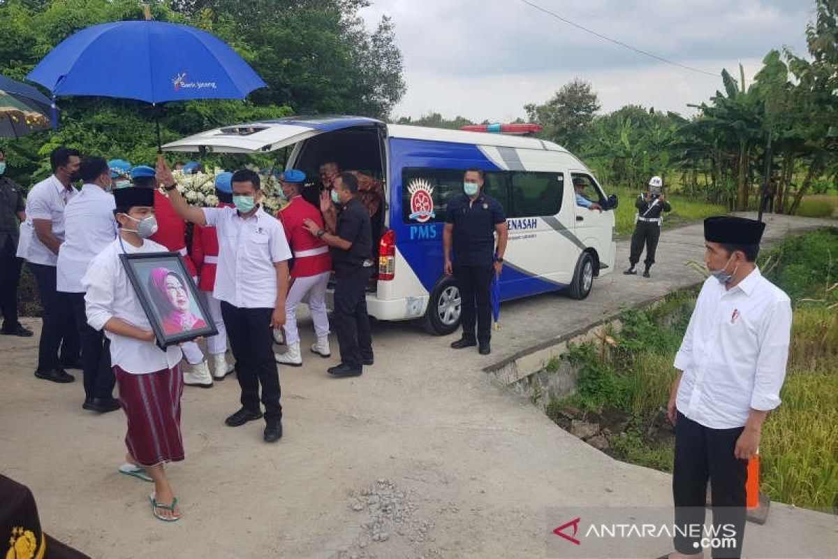 Presiden Jokowi langsung tinggalkan makam Mundu usai pemakaman ibundanya