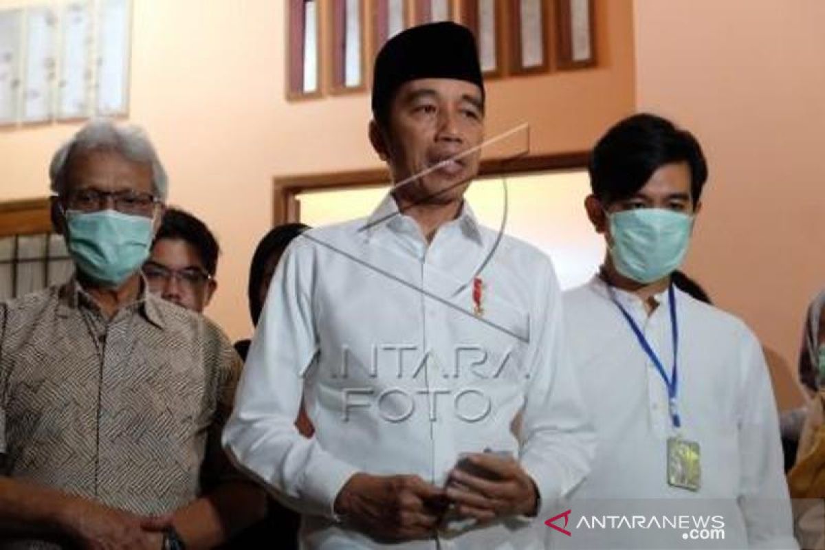Presiden Jokowi memberikan keterangan pers terkait wafat ibudanya