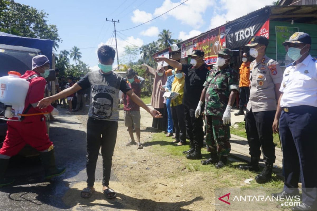 Kendaraan Melewati Tiga Akses Keluar-Masuk Konawe Utara Disemprot Desinfektan