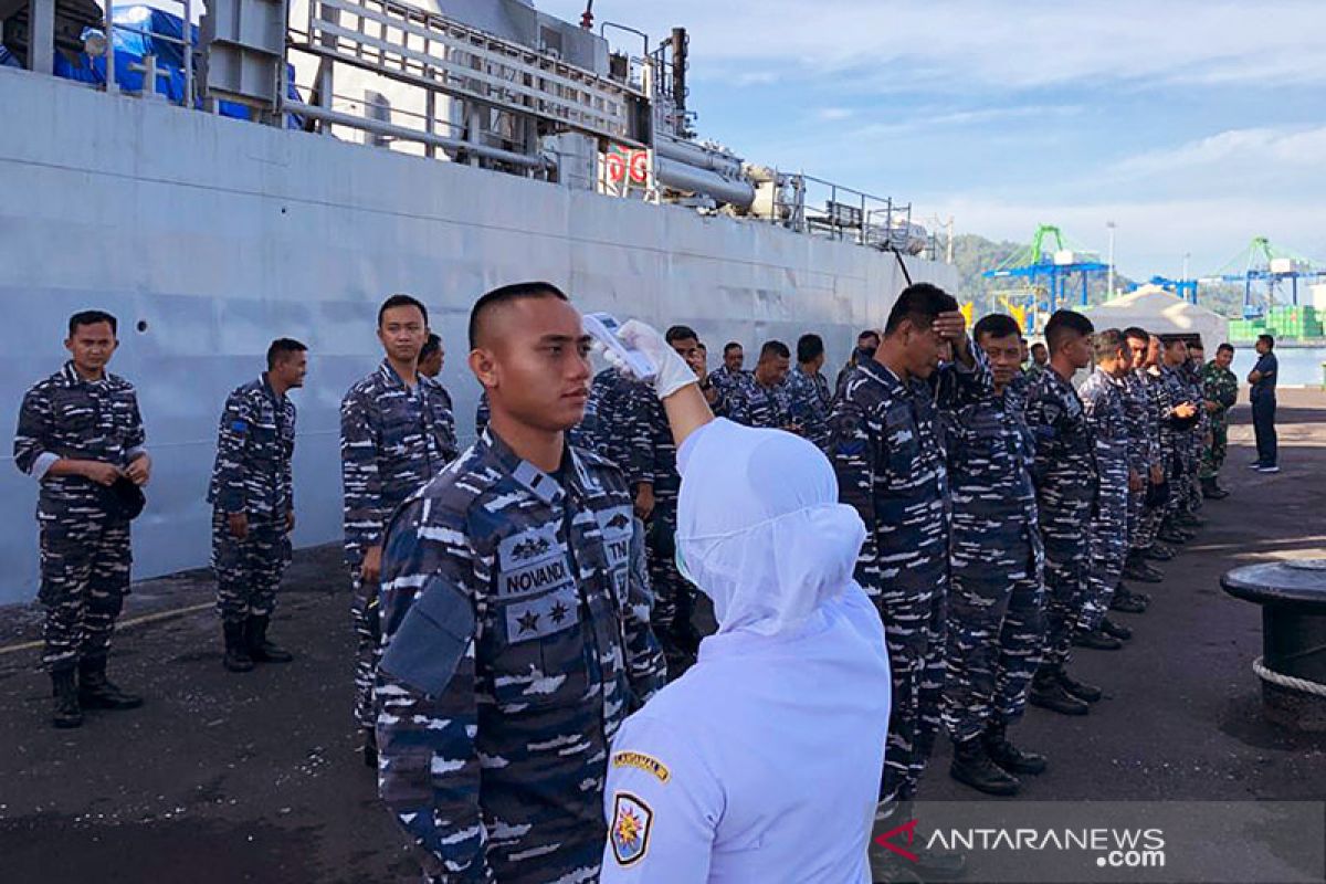 Lantamal VIII lakukan penyemprotan disiinfektan di KRI Fatahillah-361