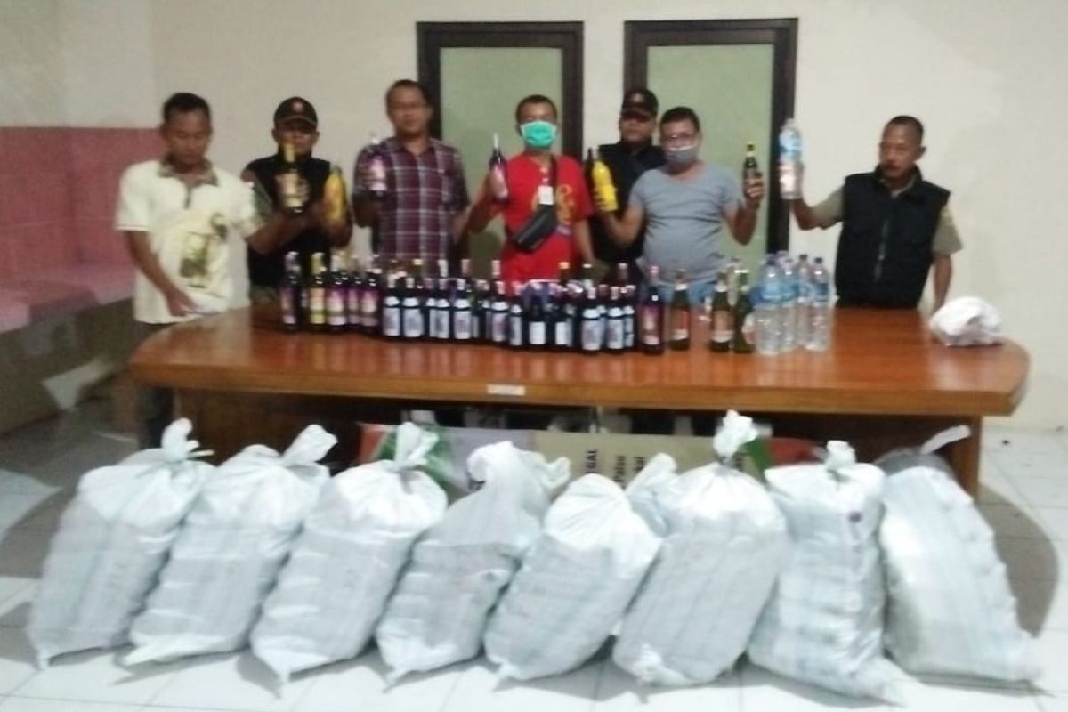 Satpol PP Kudus sita ratusan botol minuman keras