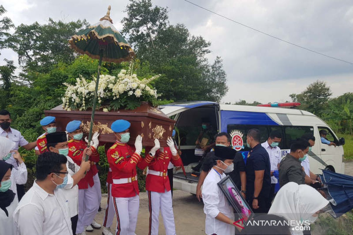 Presiden Jokowi langsung tinggalkan makam Mundu usai pemakaman ibunda