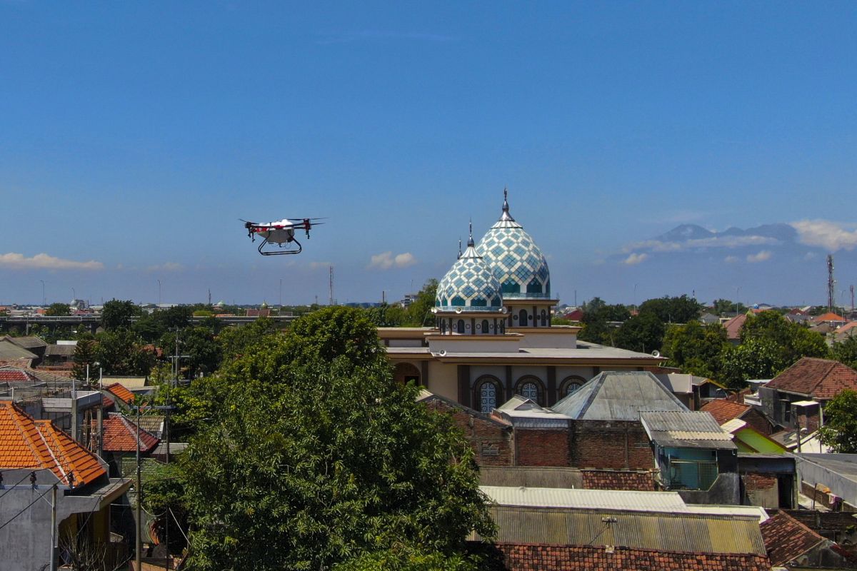 Drone deployed to disinfect Surabaya's Gunung Anyar area