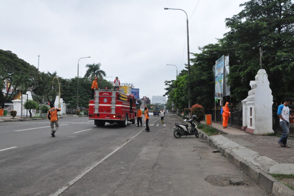 Petugas semprot disinfektan di 67 titik ruang publiki Kota Serang