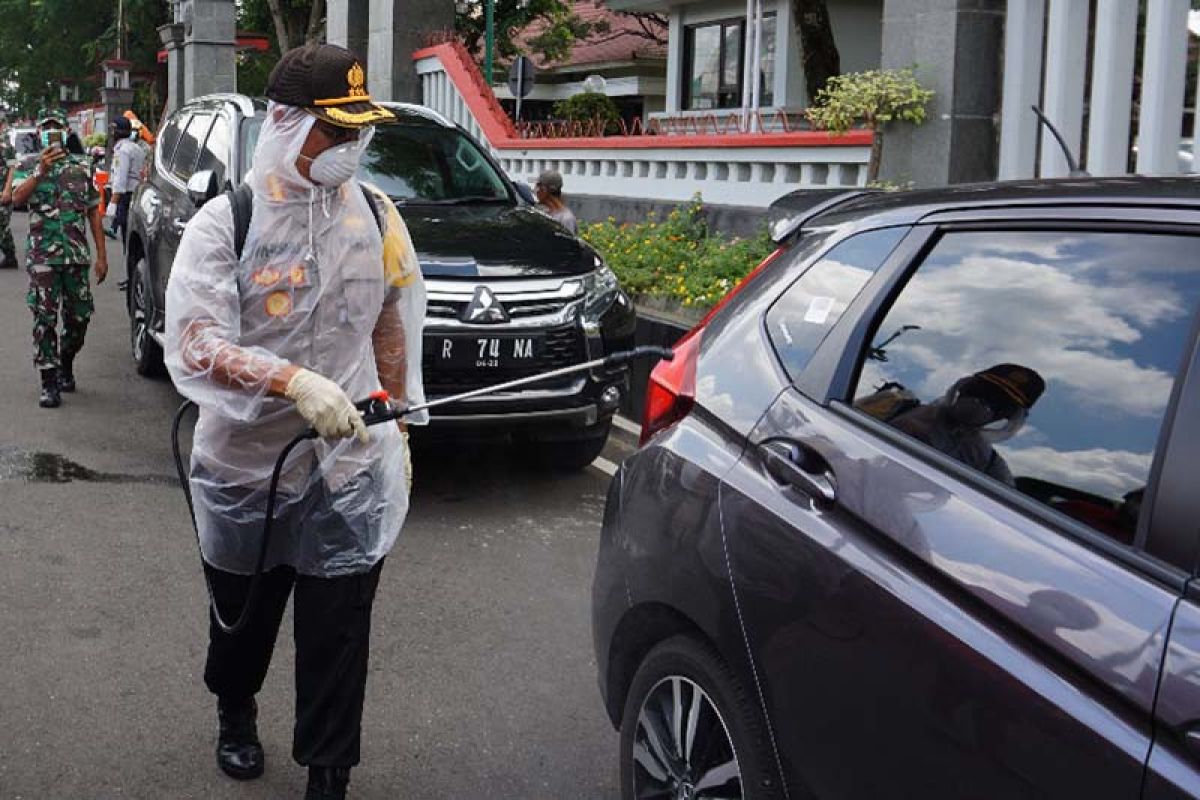 Petugas gabungan di Purwokerto semprotkan disinfektan secara massal