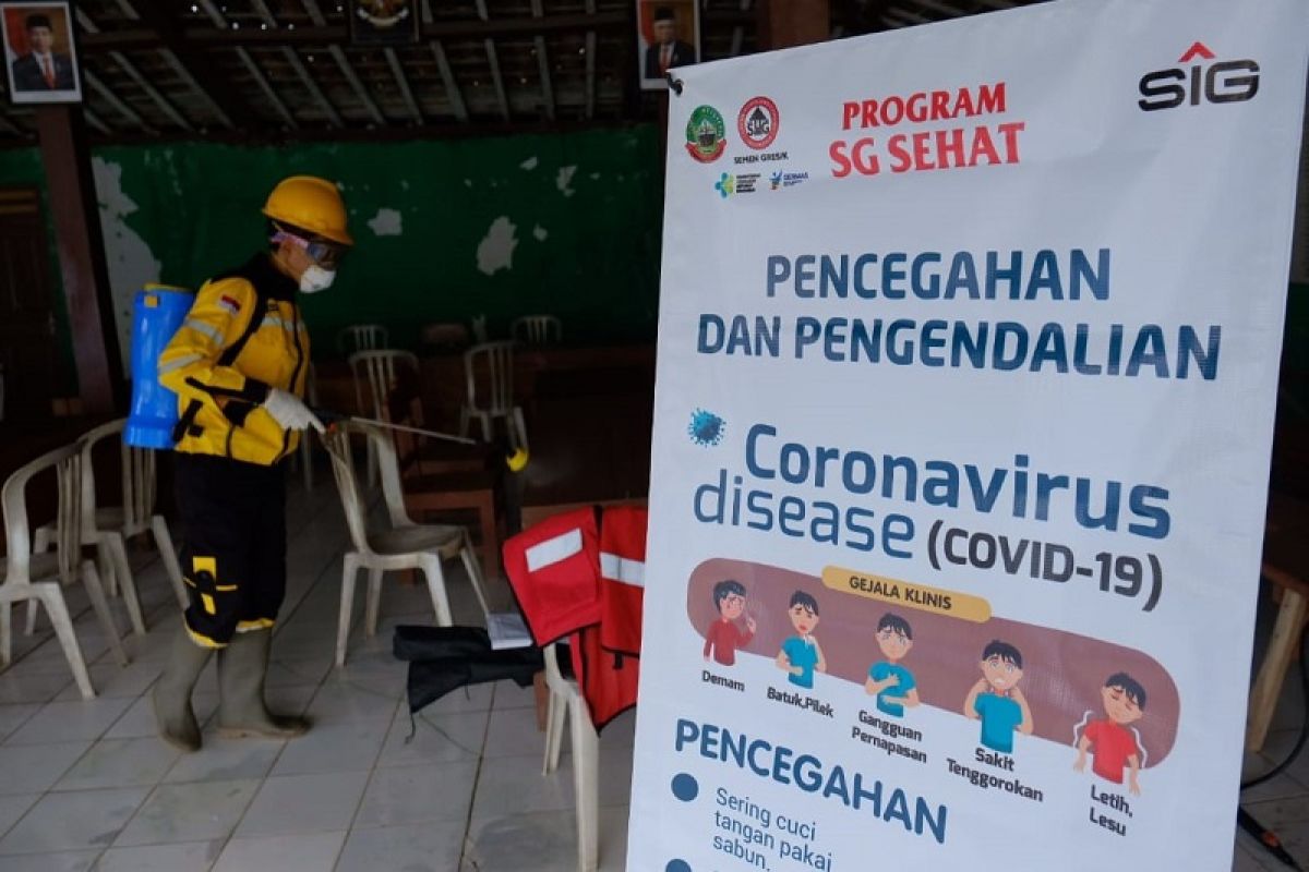 Semen Gresik bantu semprot disinfektan fasilitas umum 2 kabupaten