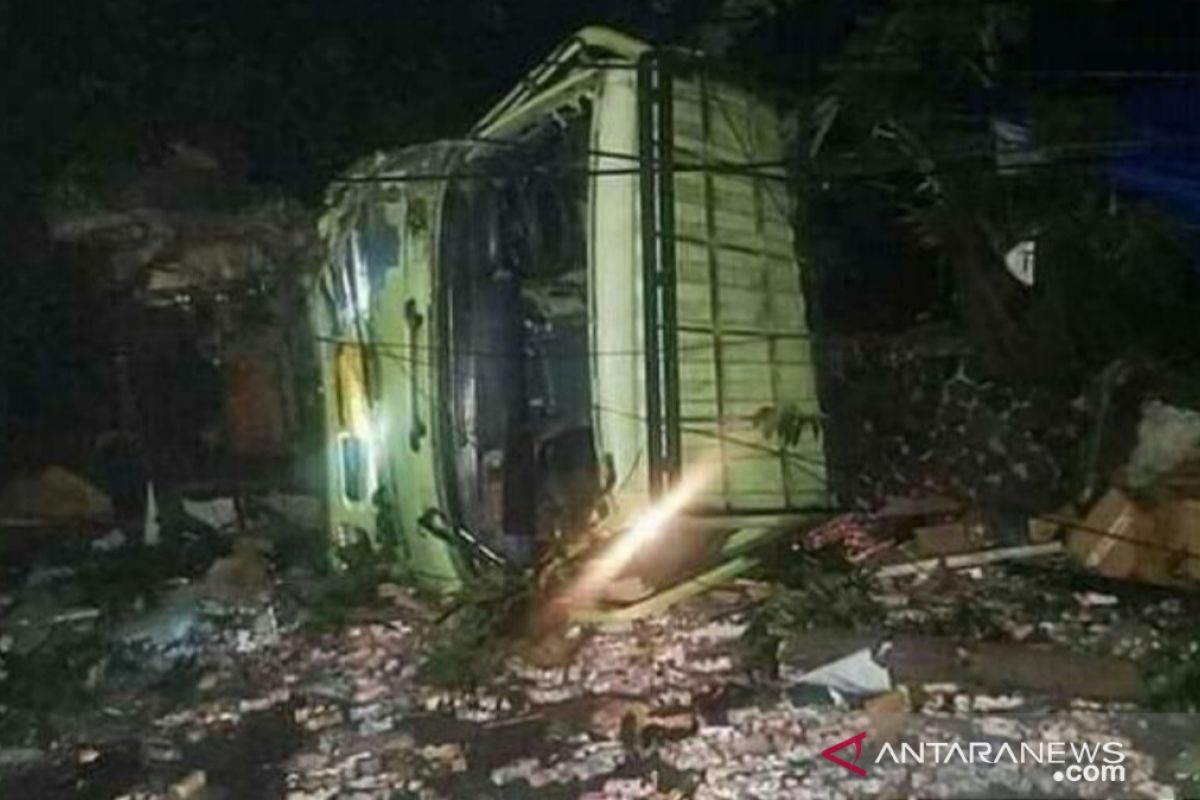 Dua orang tewas akibat truk rem blong hantam tujuh kendaraan