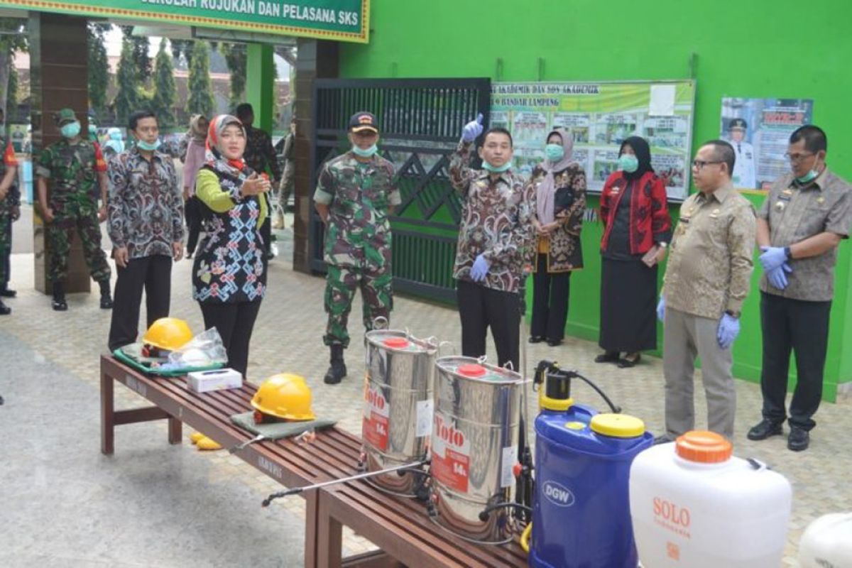 Wagub Lampung pimpin penyemprotan cairan disinfektan di sekolah