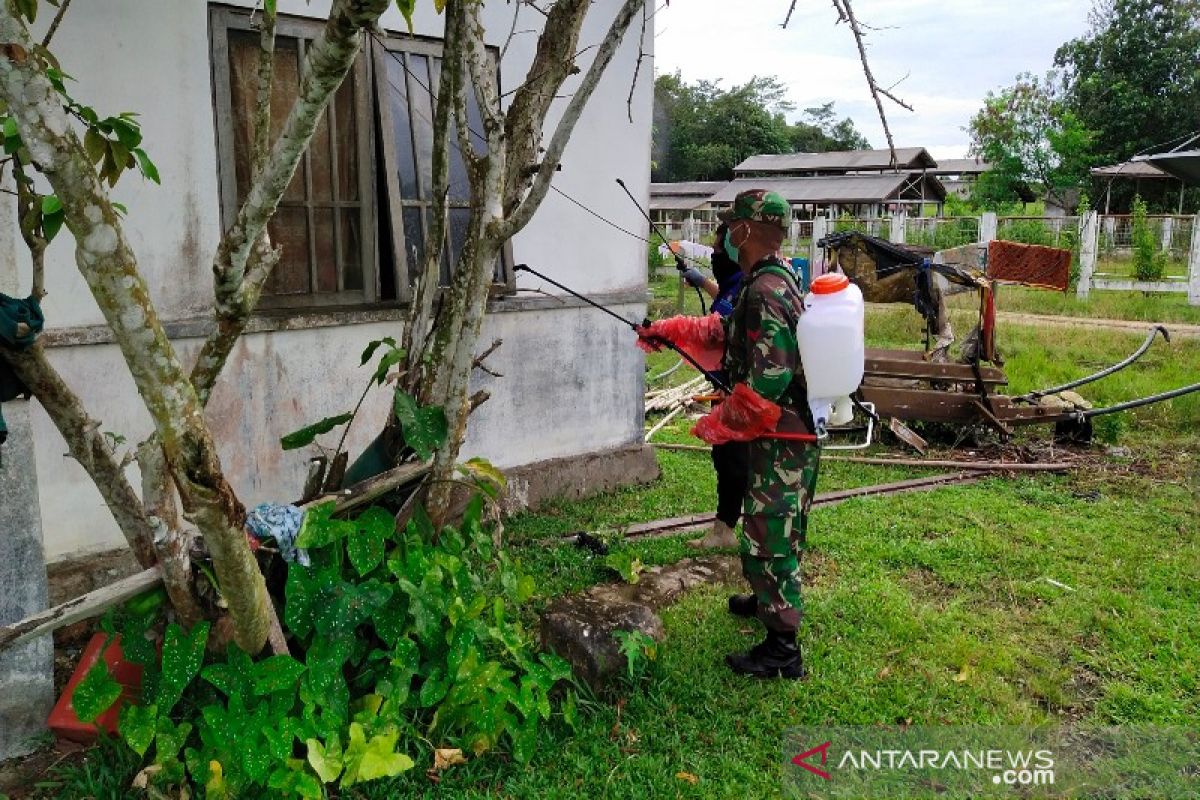 Bantu Gugus Tugas COVID-19, personel Kodim 1012 Buntok semprot desinfektan di Bartim