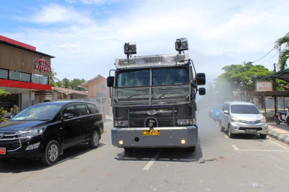 Polres Biak semprot cairan disinfektan di pelabuhan dan jalan protokol