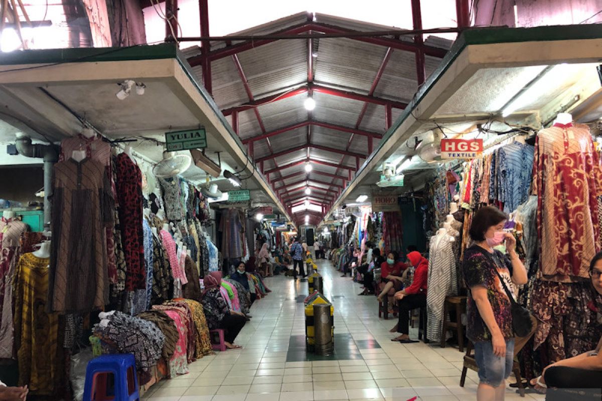 Sejumlah pedagang batik di Pasar Beringharjo Yogyakarta memilih tutup