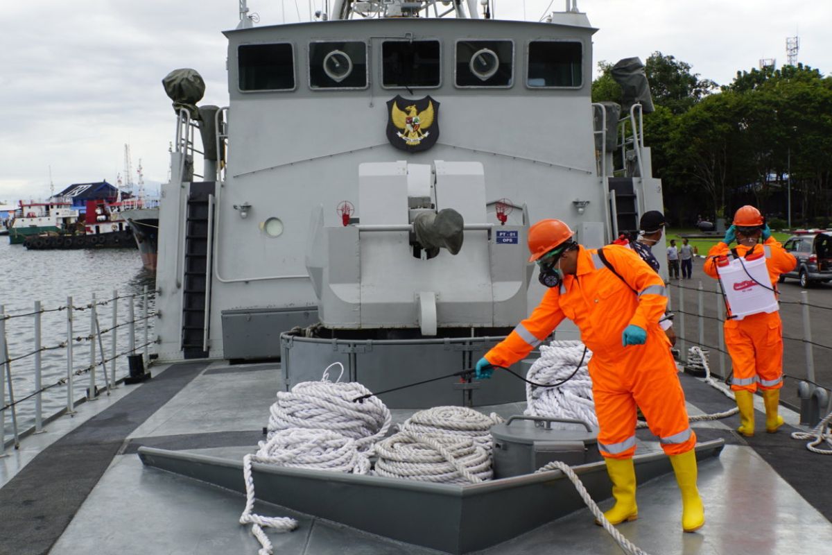 KRI Kakap disemprot disinfektan saat tiba di Dermaga Lantamal VI