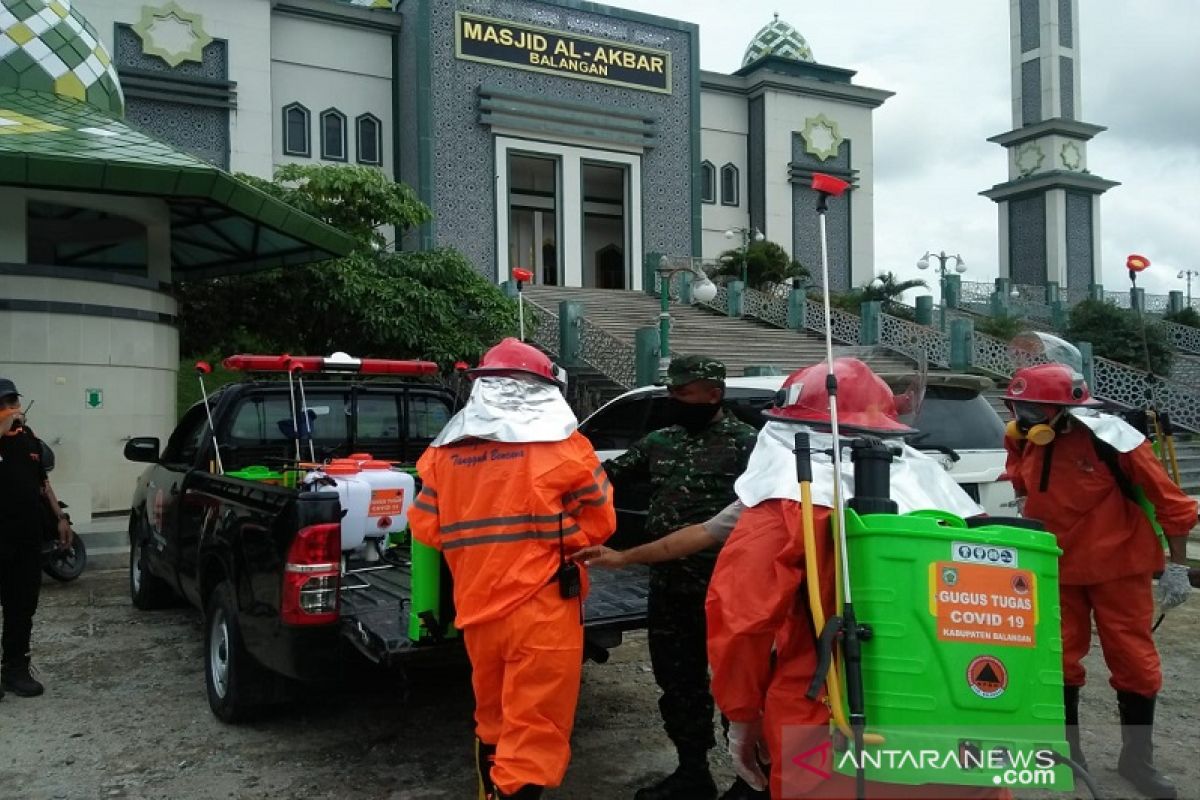 Pemkab Balangan gencar semprotkan disinfektan cegah Covid 19