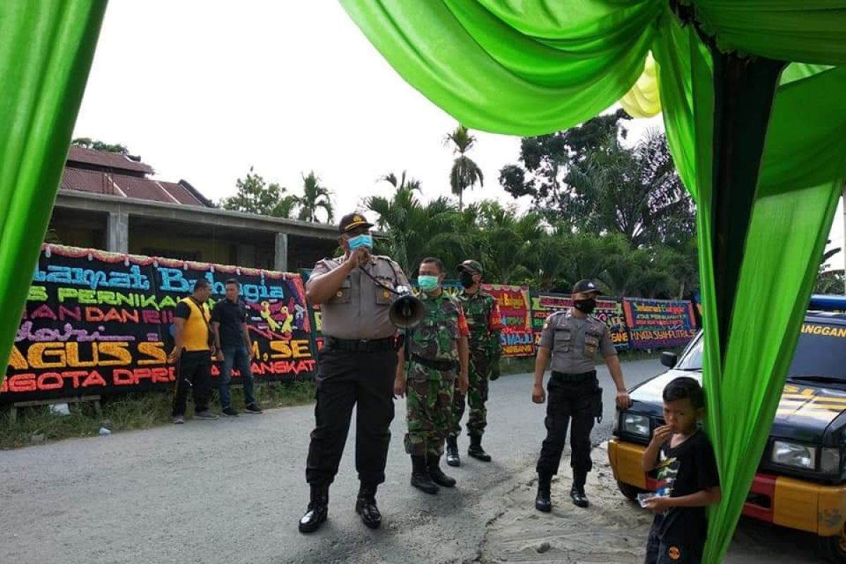 Jalankan Maklumat Kapolri, pesta pernikahan di rumah Kades pun ikut dibubarkan polisi