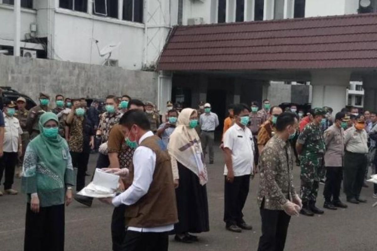 Gubernur Sumsel serahkan APD untuk  tenaga medis