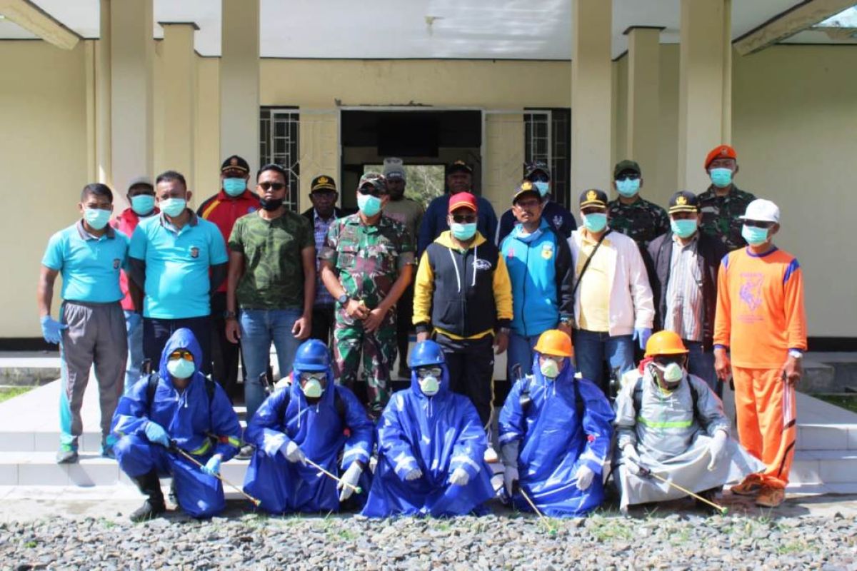 Gugus Tugas di Puncak Jaya lakukan penyemprotan cairan disinfektan cegah Corona