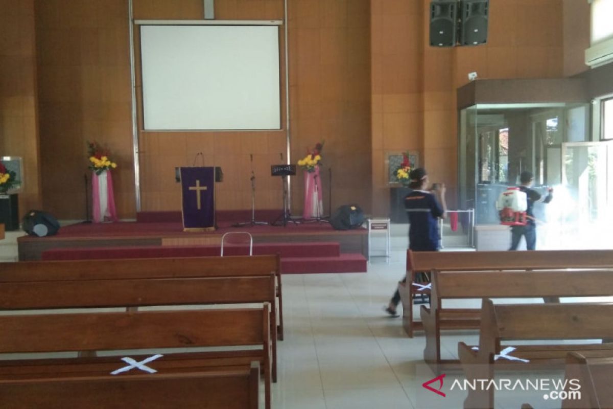 Muhammadiyah bantu semprotkan cairan disinfektan tempat ibadah umat Kristiani