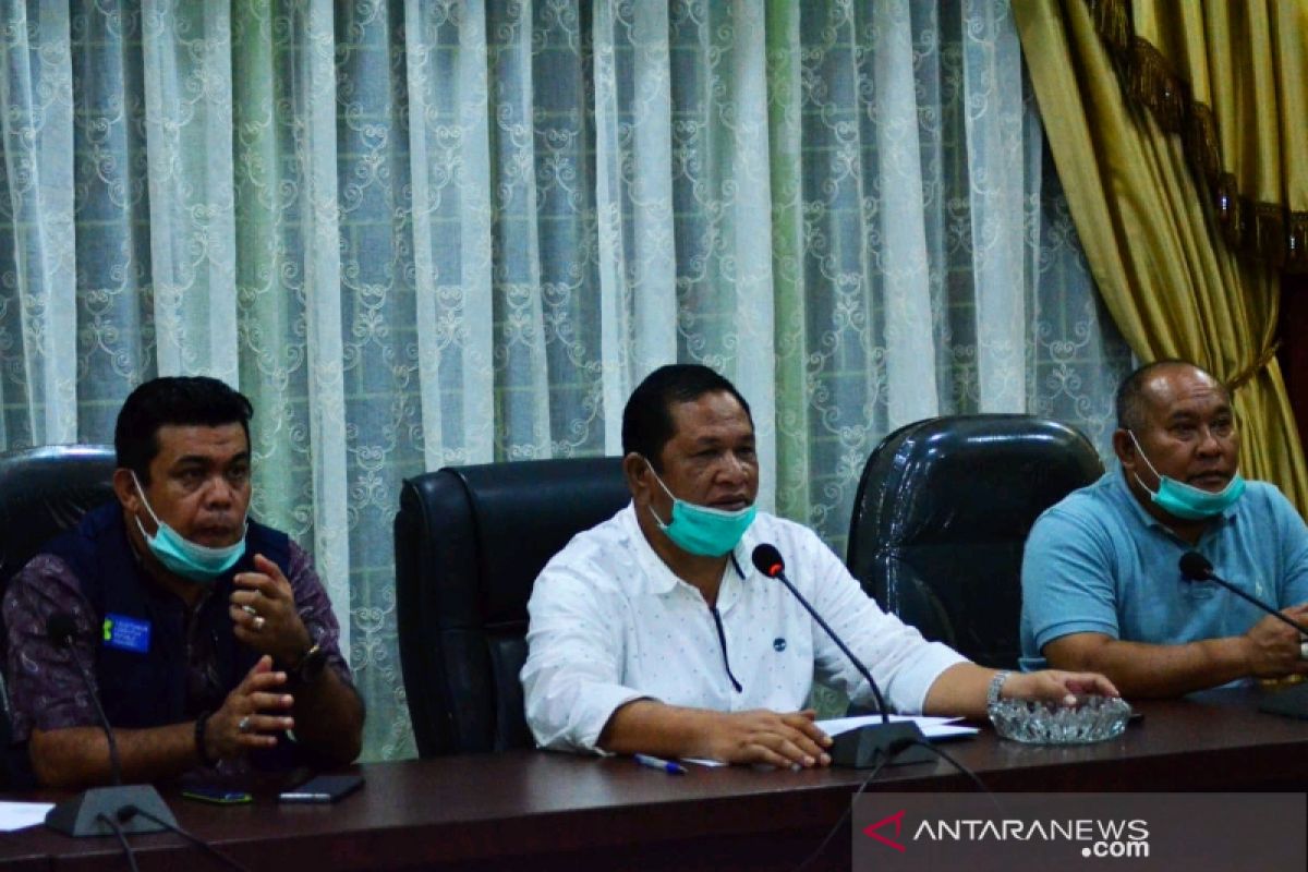 Wali Kota Padangsidimpuan harapkan warga jangan keluar daerah