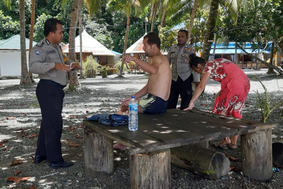Polisi melarang dua turis Rusia berwisata di Pantai Tablanusu Papua
