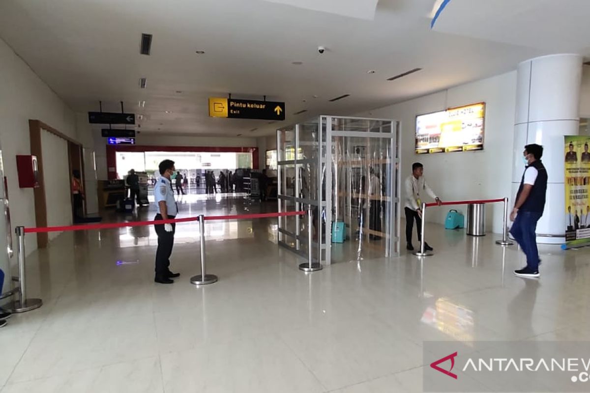 Bandara Djalaluddin Gorontalo pasang bilik disinfektan