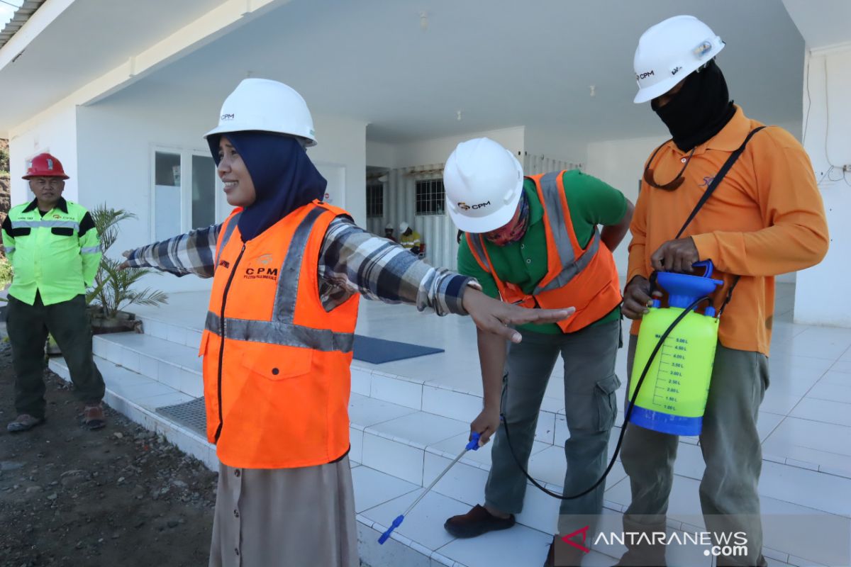 Tamu dan karyawan CPM  disemprot disinfektan cegah COVID-19