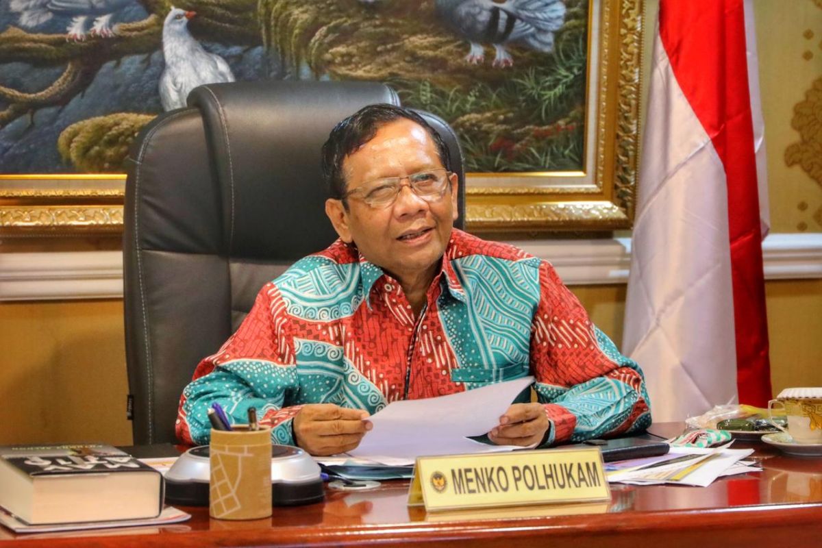 Mahfud minta genjot produksi lokal dan impor cukupi kebutuhan APD