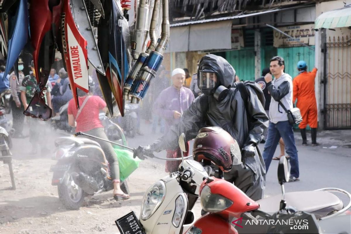 Pasar tradisional di Mataram disemprot disinfektan mencegah COVID-19