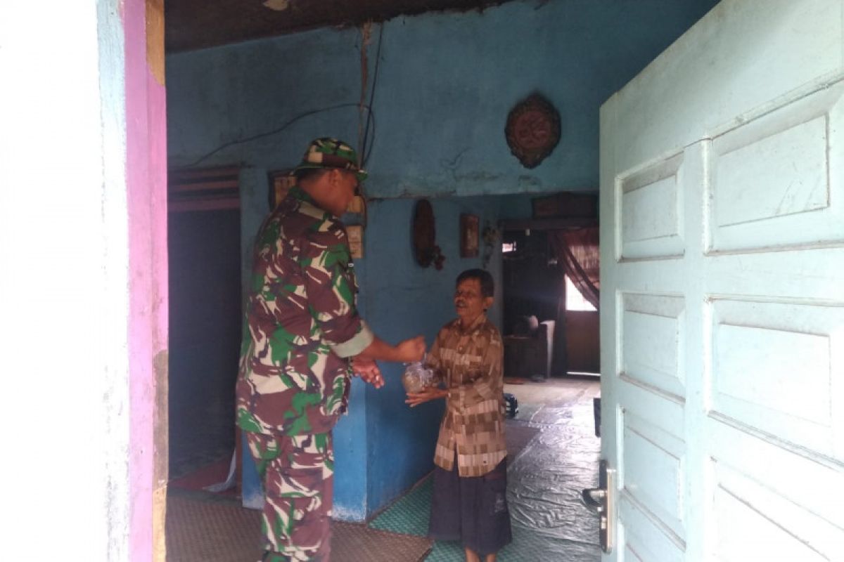 Door to door, Kodim 0305 Pasaman bagikan makanan tambahan tingkatkan imunitas warga