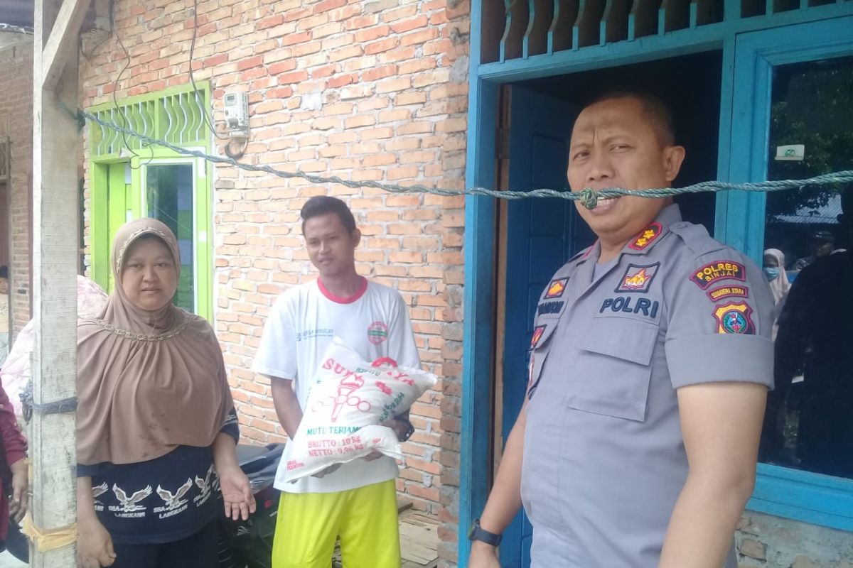 Kapolres Binjai berbagi di Jumat Barokah