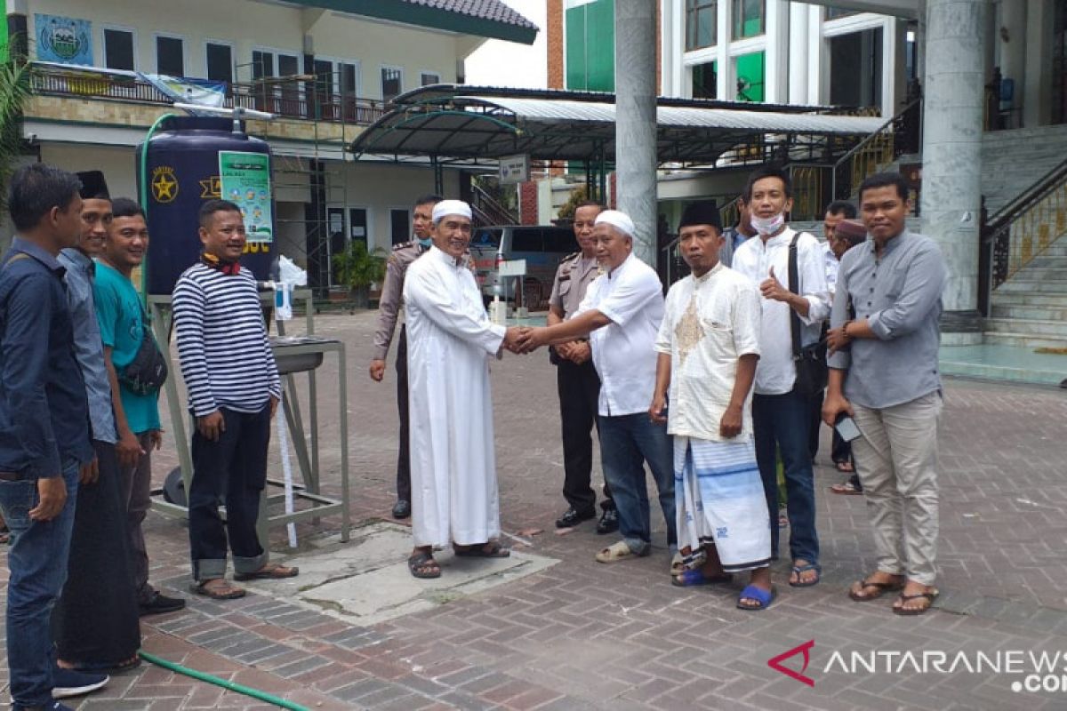 KAHMI Pamekasan sebar bantuan tempat cuci tangan ke masjid