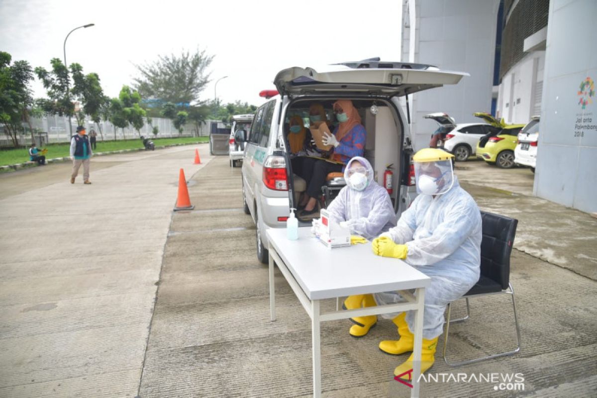 77 orang negatif COVID-19 saat Drive Thru di Stadion Bekasi