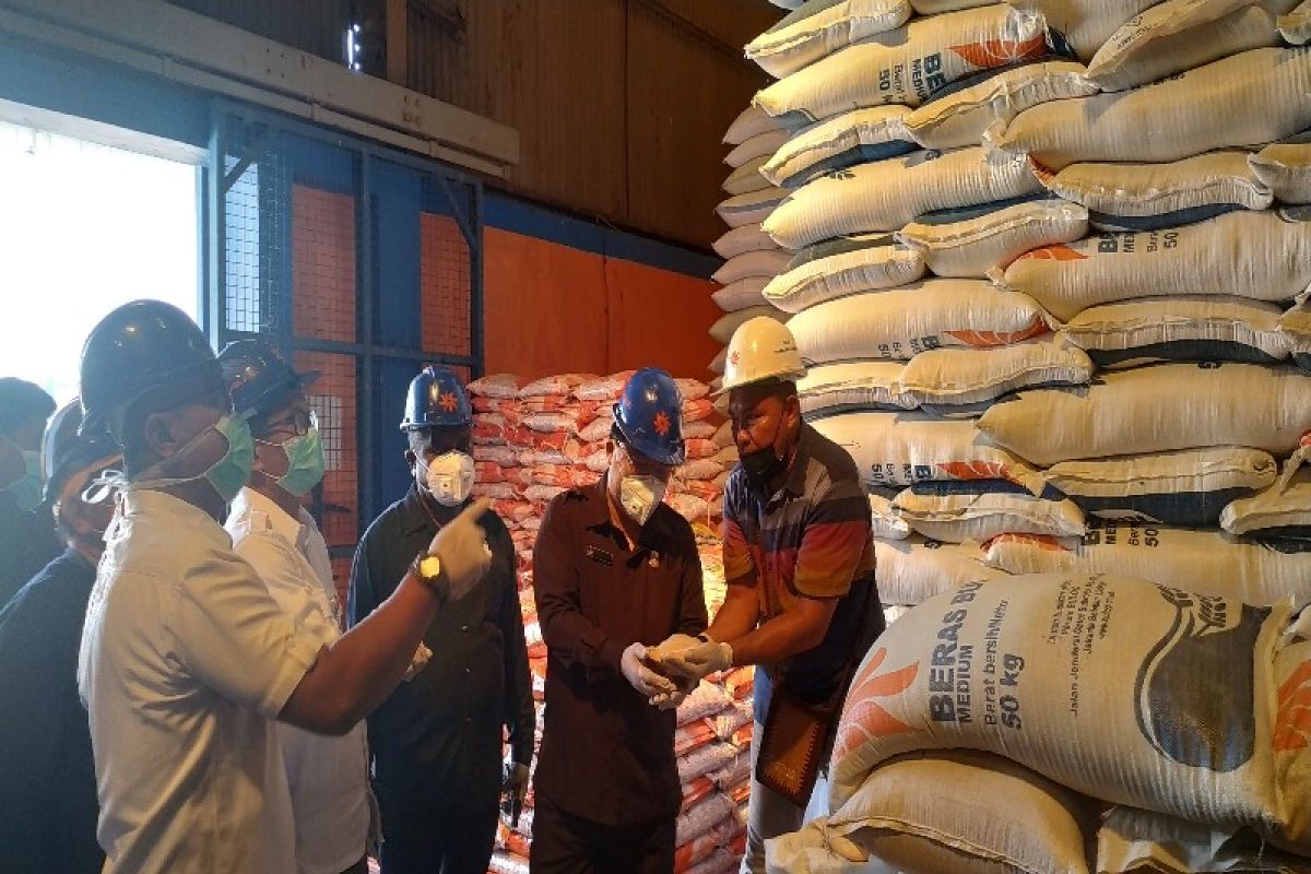 Satgas Pangan Papua cek stok beras di gudang Bulog di Jayapura