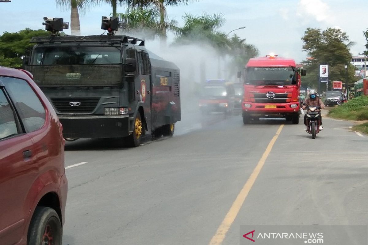 Polda Sulawesi Tenggara semprot 14.000 liter disinfektan ke ruas jalan raya