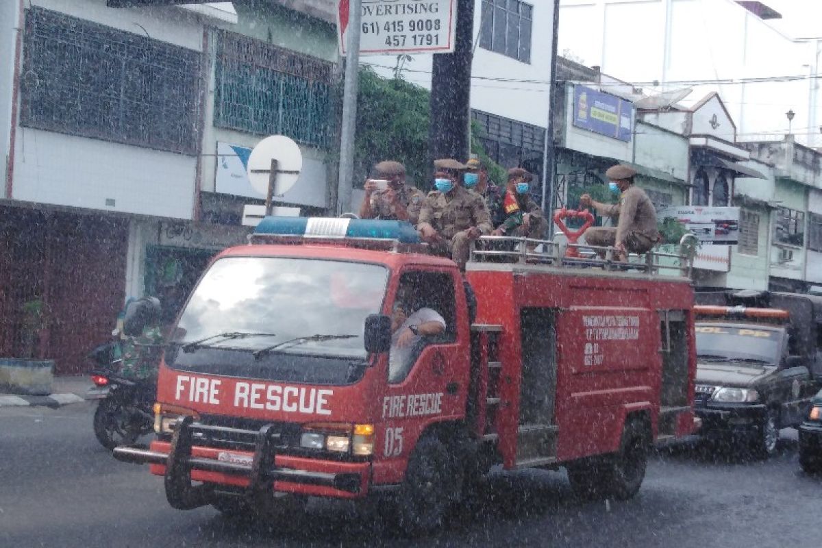 Pemkot Tebing Tinggi lakukan penyemprotan dengan Damkar