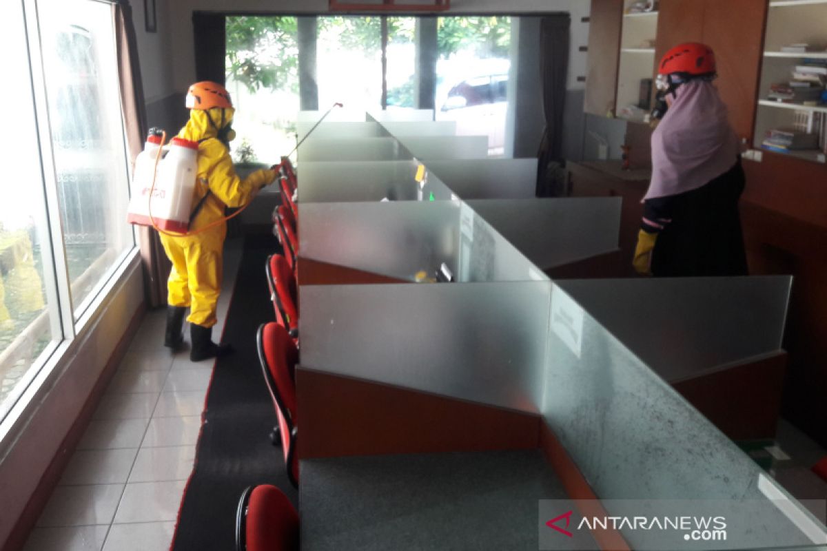 ACT DIY semprot disinfektan Kantor LKBN Antara DI. Yogyakarta
