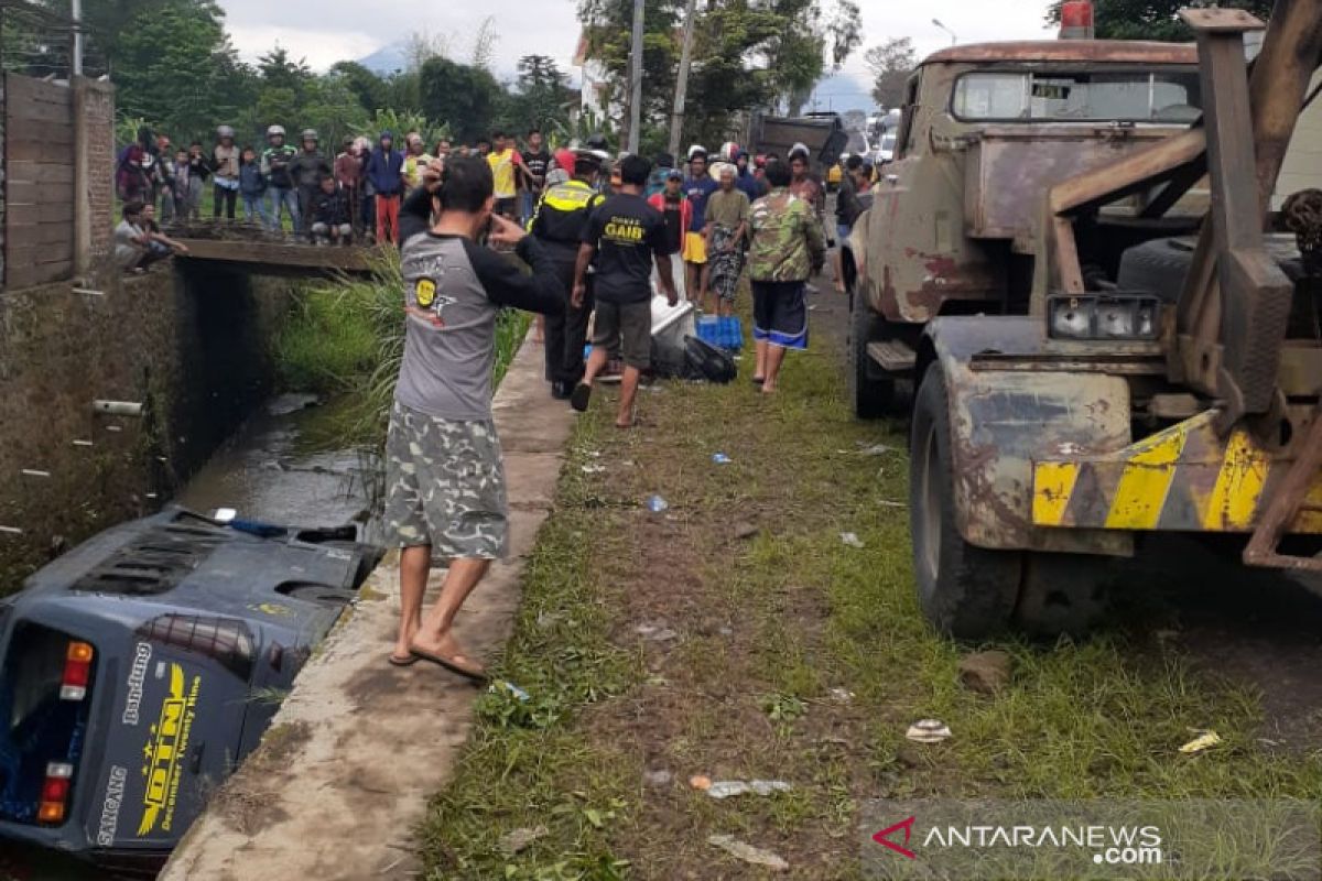 Mobil minibus masuk selokan, satu penumpang tewas lima luka-luka