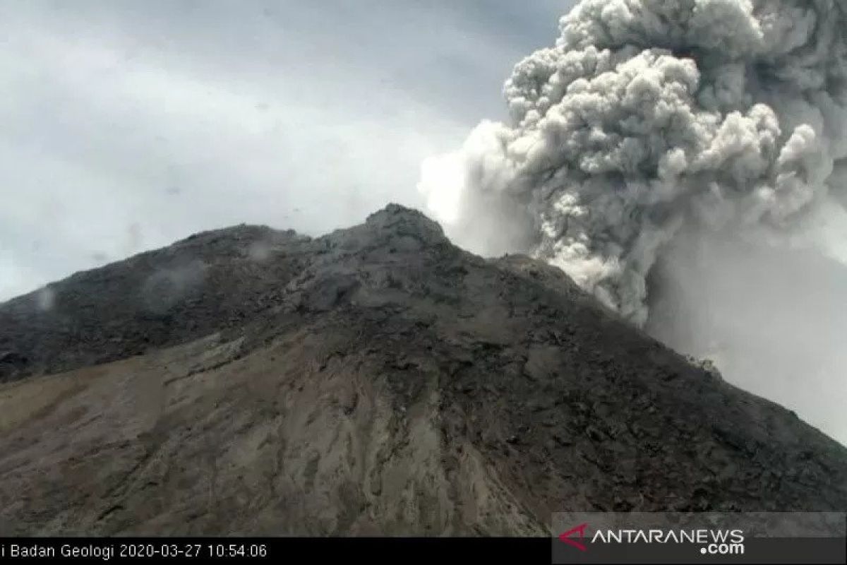 Gunung Merapi erupsi keluarkan awan panas, akibatkan hujan abu bercampur pasir