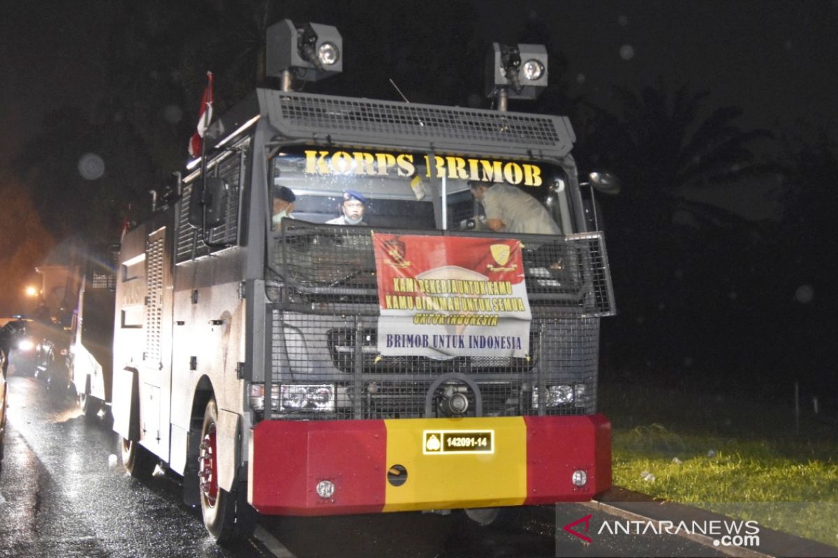 Mobil water canon dikerahkan semprotkan disinfektan di Bogor