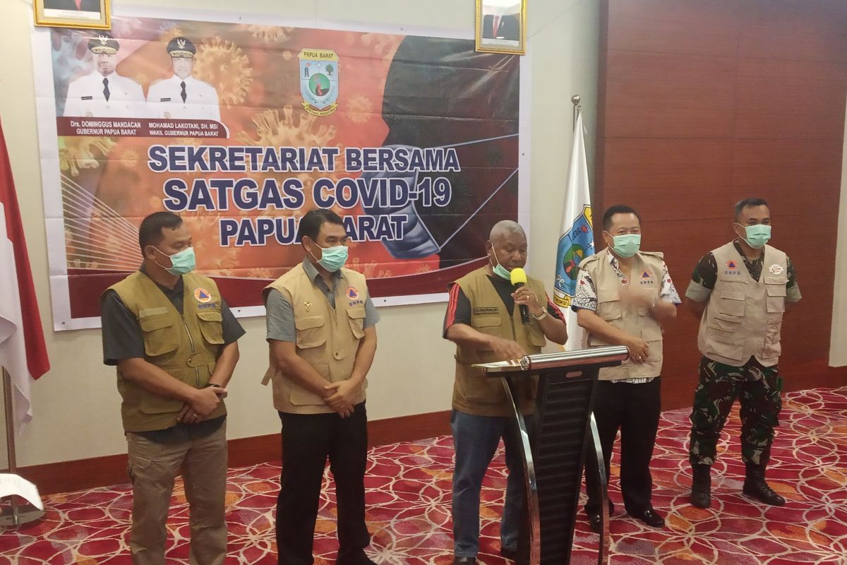 Gubernur Dominggus larang kedatangan warga luar Papua Barat