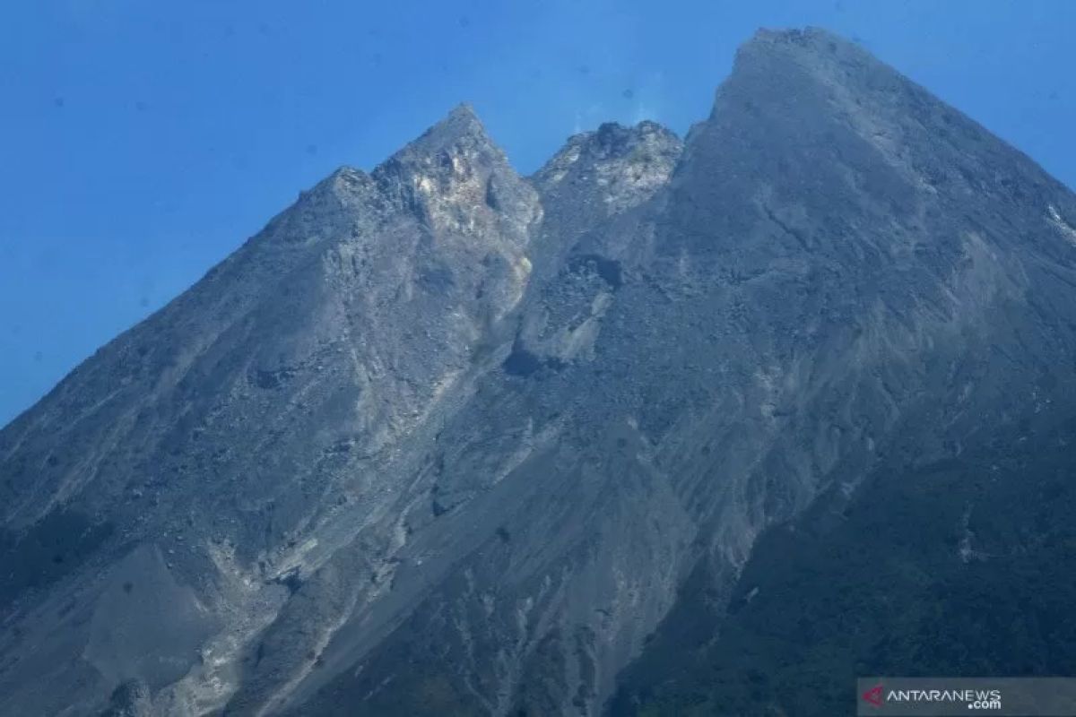 Gunung Merapi kembali meletus dengan tinggi kolom 1 kilometer