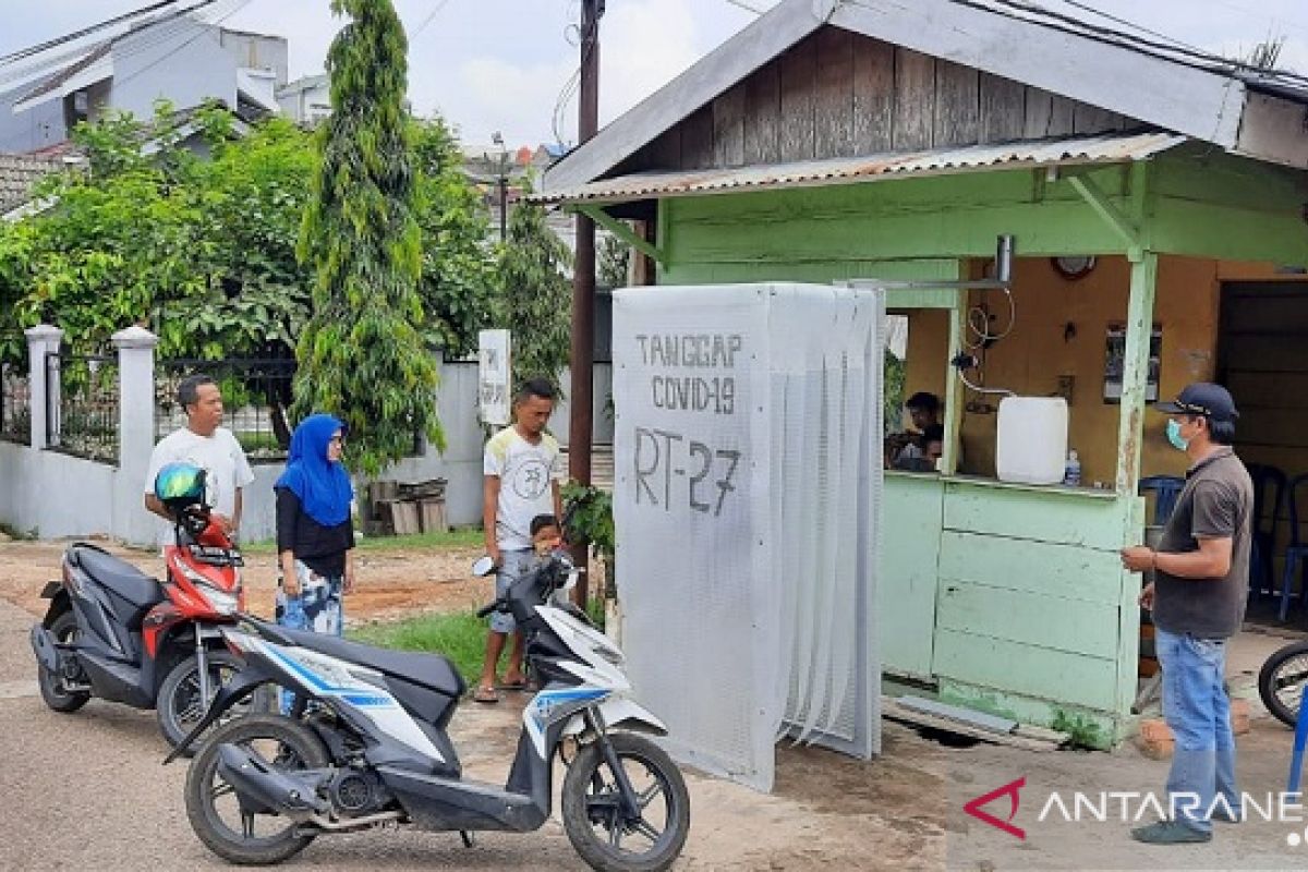 Warga Villa Kenali swadaya buat bilik penyemprotan disinfektan