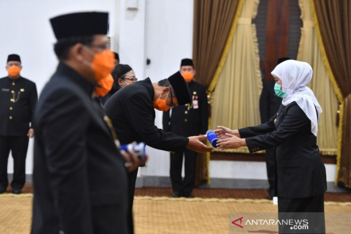 Gubernur Jatim lantik ASN gunakan masker di Grahadi