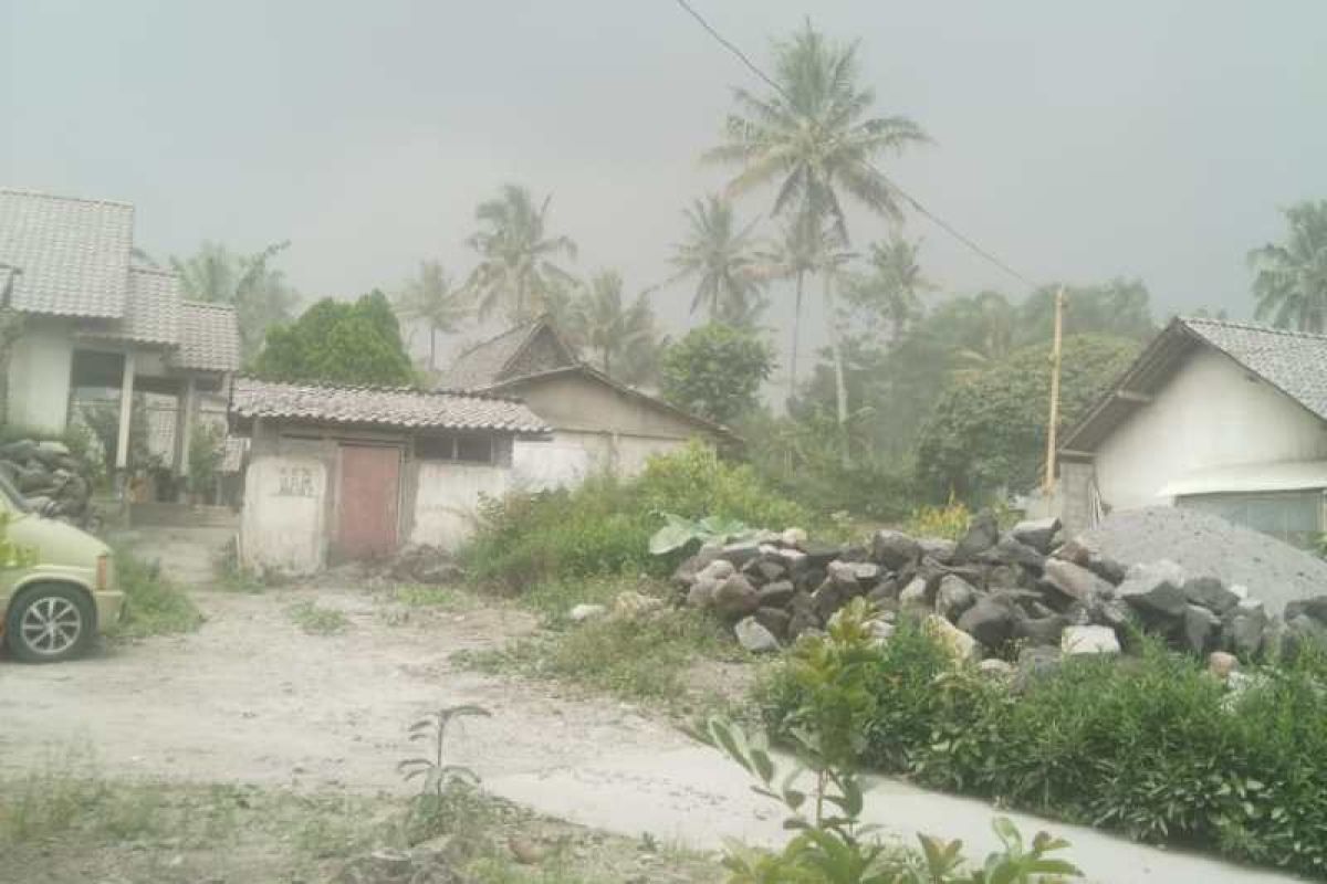 Hujan abu Merapi guyur wilayah Dukun Kabupaten Magelang