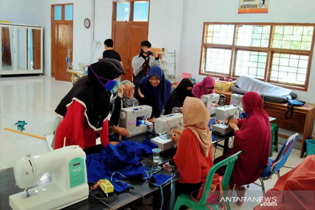 Pemkab gandeng BLK Pangkep produksi 10.000 masker kain