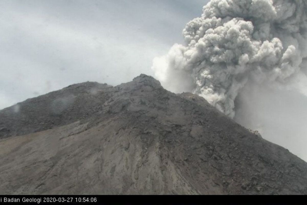 Gunung Merapi erupsi, hujan abu guyur wilayah Magelang