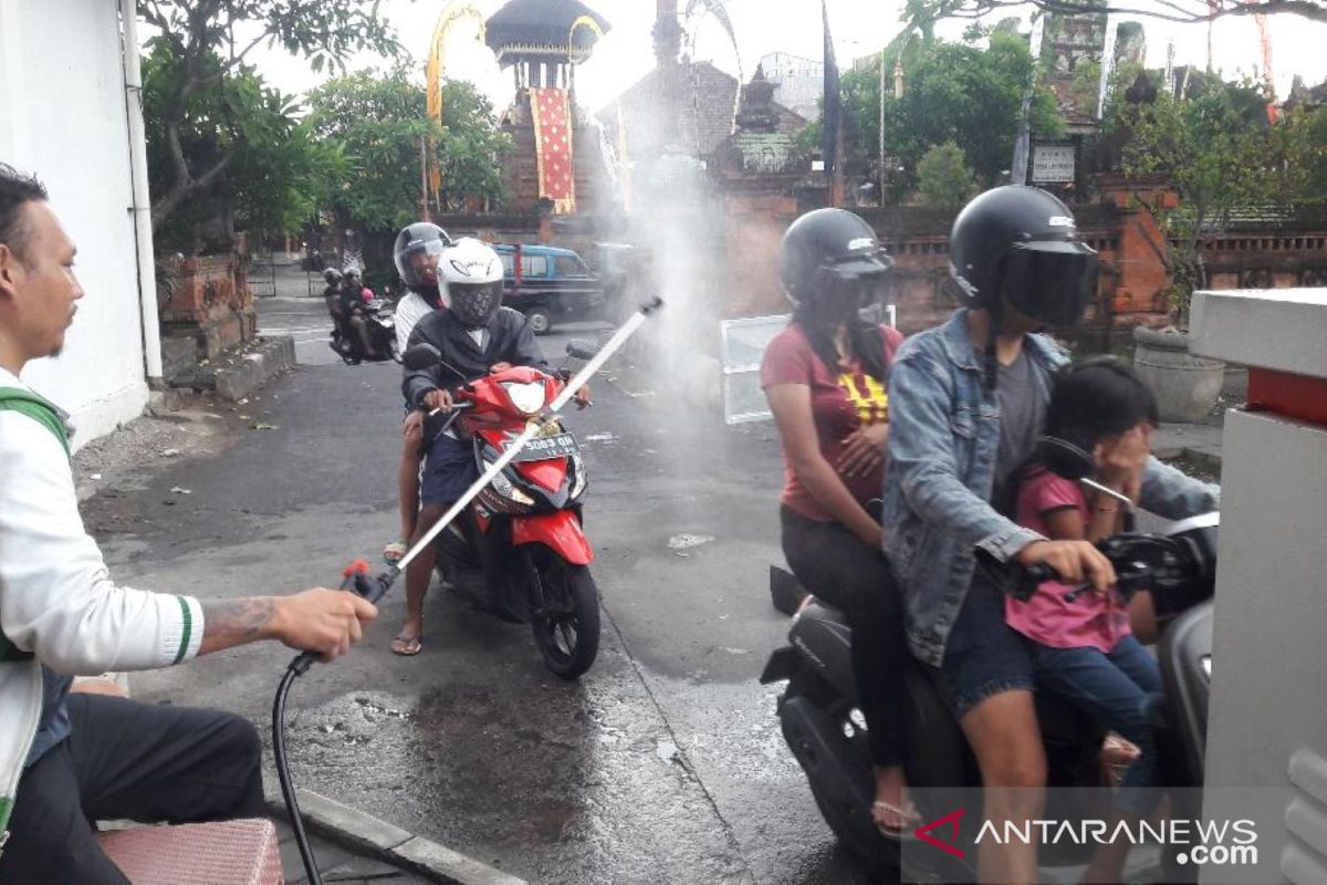 Pengunjung Pasar Badung disemprot disinfektan cegah COVID-19