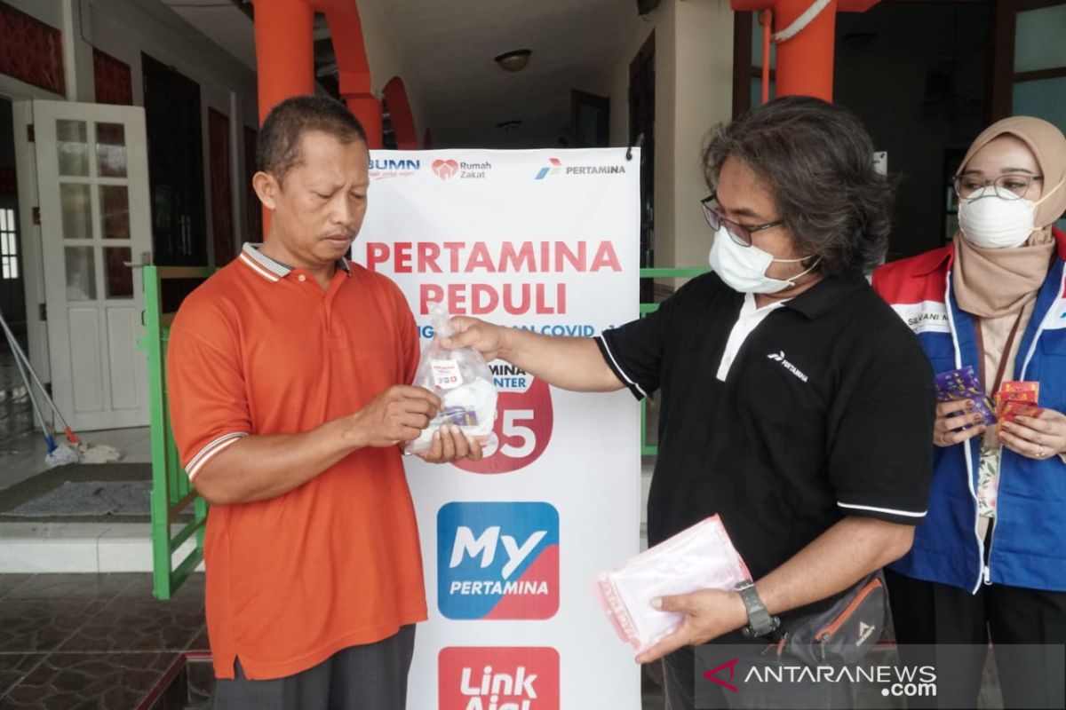 Pertamina bantu penyemprotan dan bagi paket kebersihan